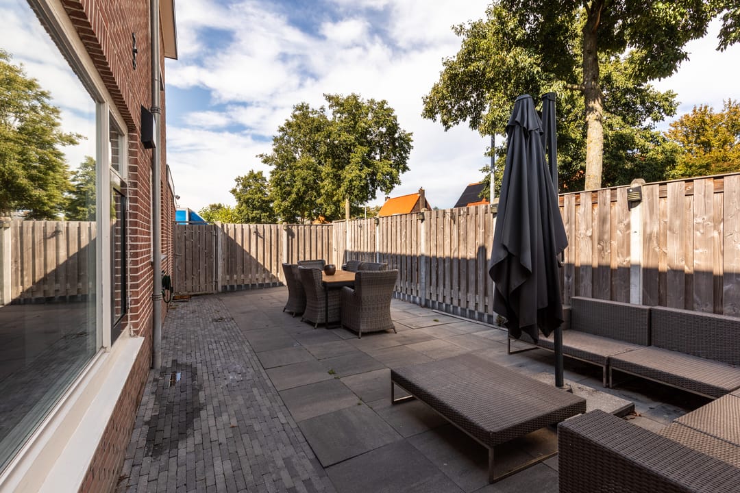 Tastefully Renovated 1930s Semi-Detached House with Garage and Large Garden — 17