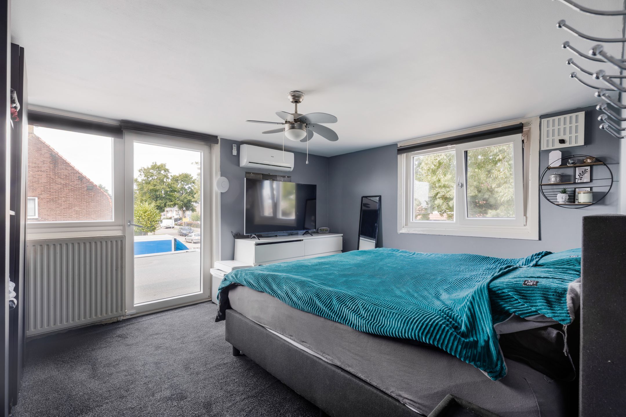 Tastefully Renovated 1930s Semi-Detached House with Garage and Large Garden — 18