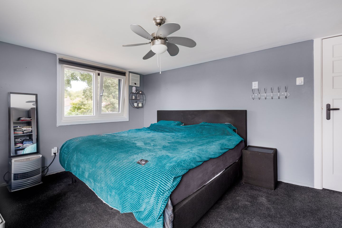 Tastefully Renovated 1930s Semi-Detached House with Garage and Large Garden — 19