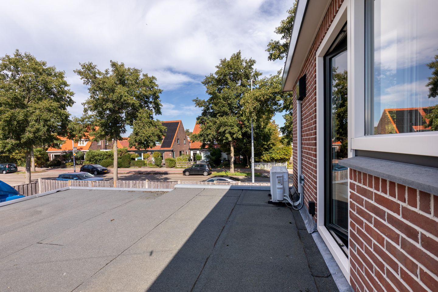 Tastefully Renovated 1930s Semi-Detached House with Garage and Large Garden — 20