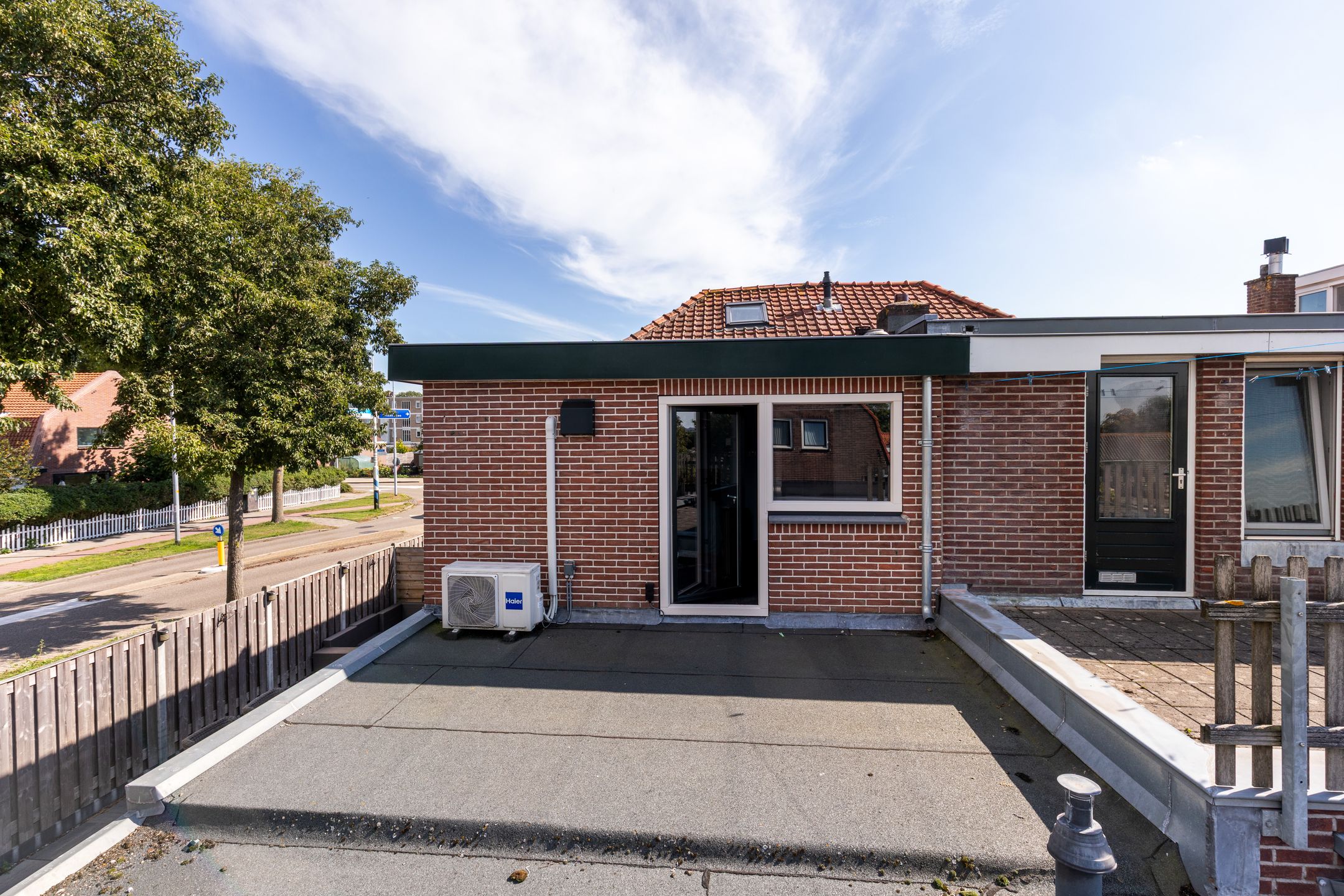 Tastefully Renovated 1930s Semi-Detached House with Garage and Large Garden — 21