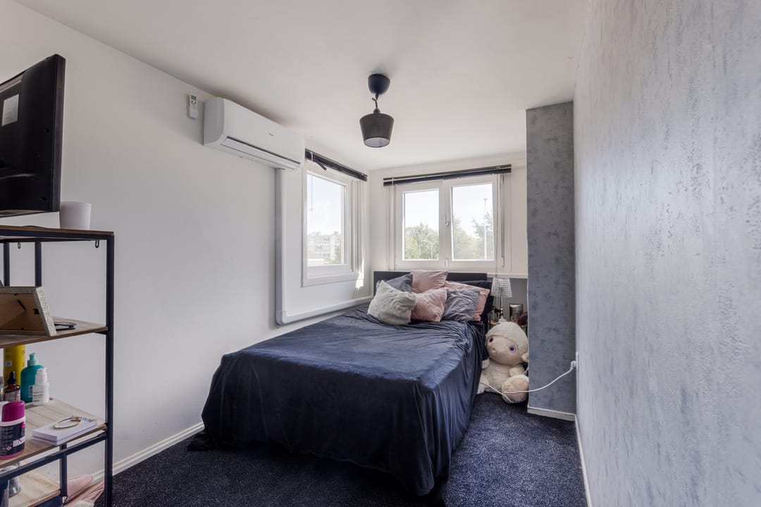 Tastefully Renovated 1930s Semi-Detached House with Garage and Large Garden — 22