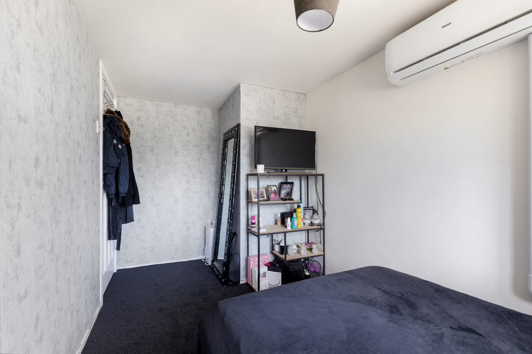 Tastefully Renovated 1930s Semi-Detached House with Garage and Large Garden — 23