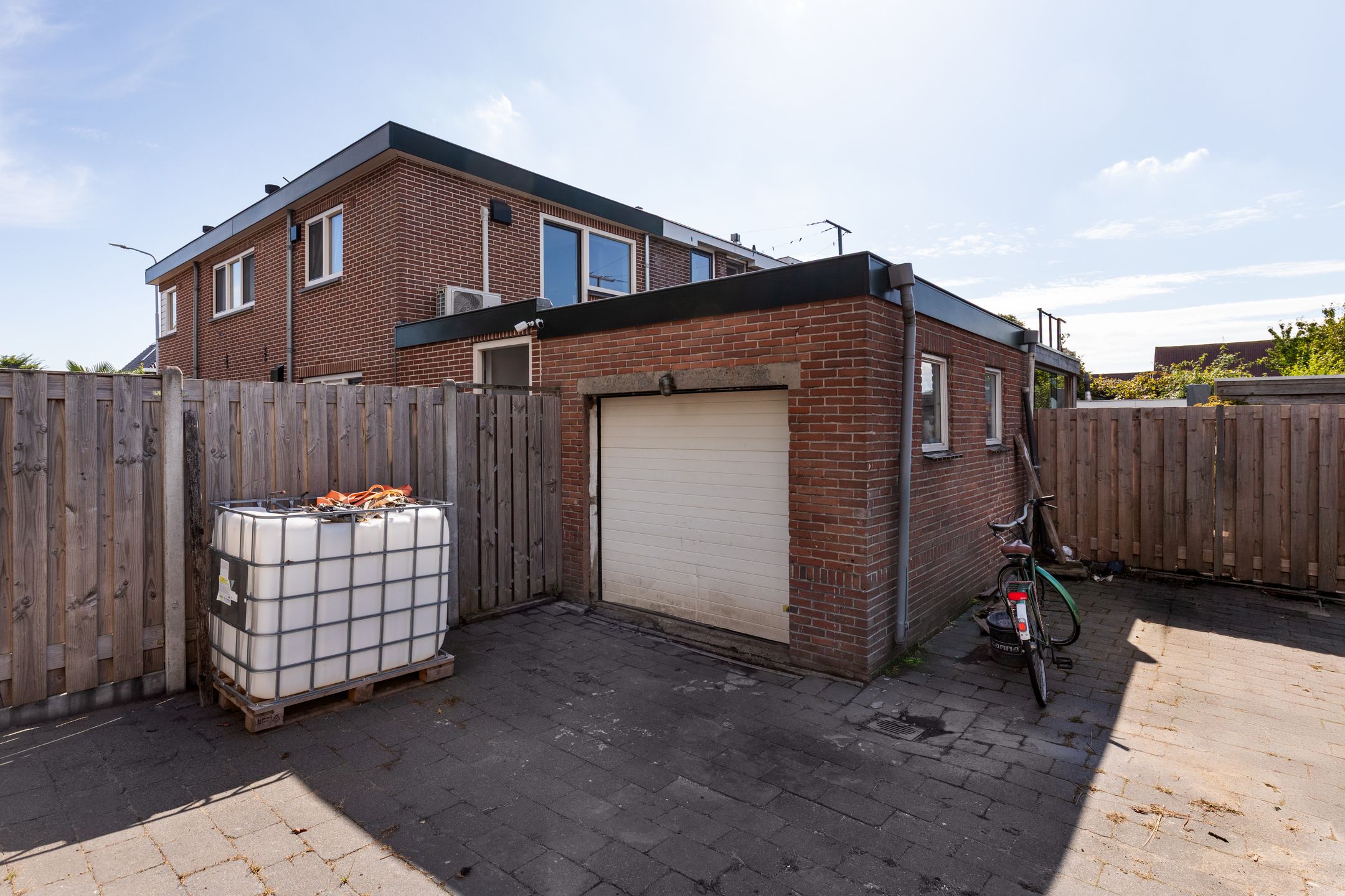 Tastefully Renovated 1930s Semi-Detached House with Garage and Large Garden — 27