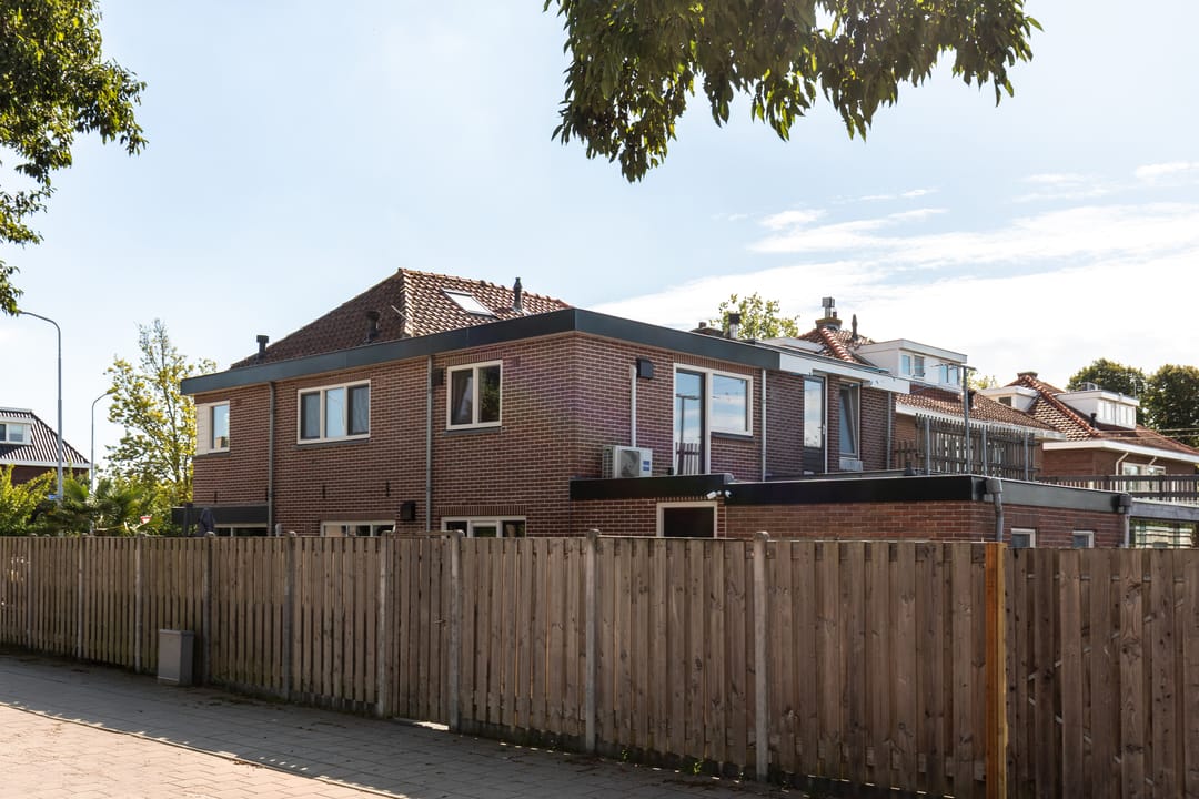 Tastefully Renovated 1930s Semi-Detached House with Garage and Large Garden — 28