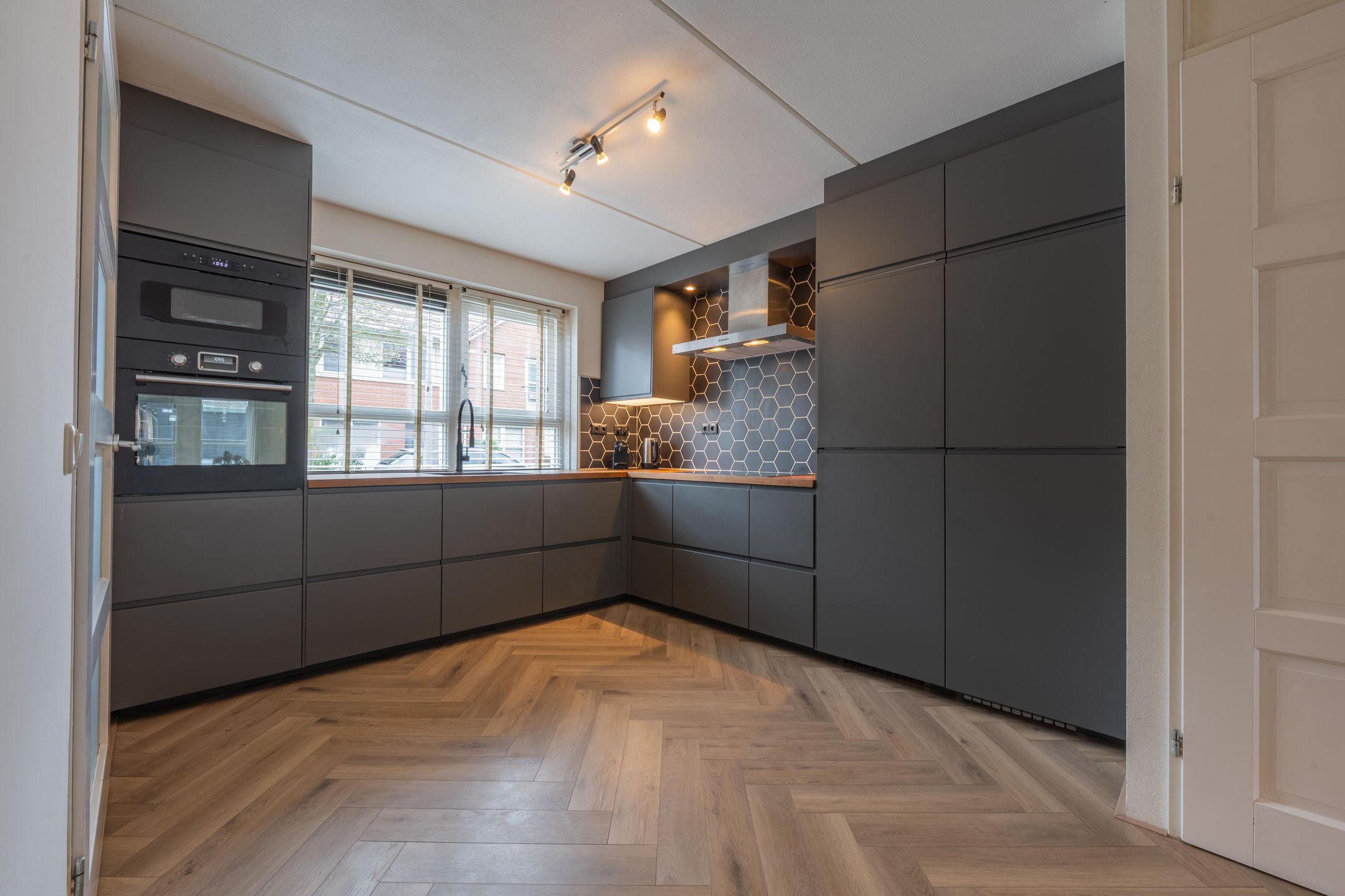 Spacious extended terraced house with 4 bedrooms and modern kitchen in Culemborg — 12