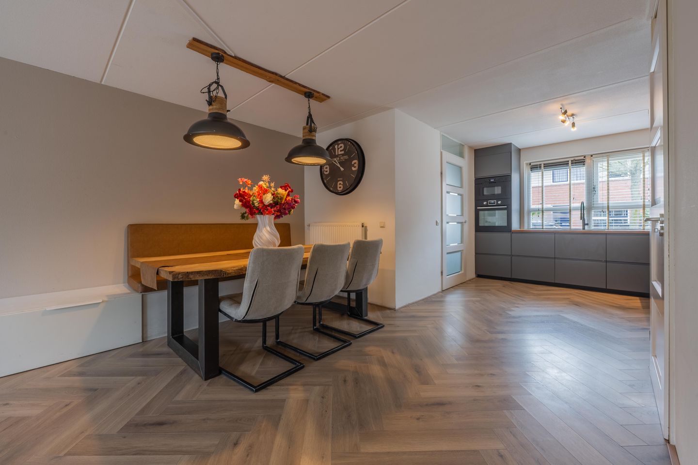 Spacious extended terraced house with 4 bedrooms and modern kitchen in Culemborg — 25