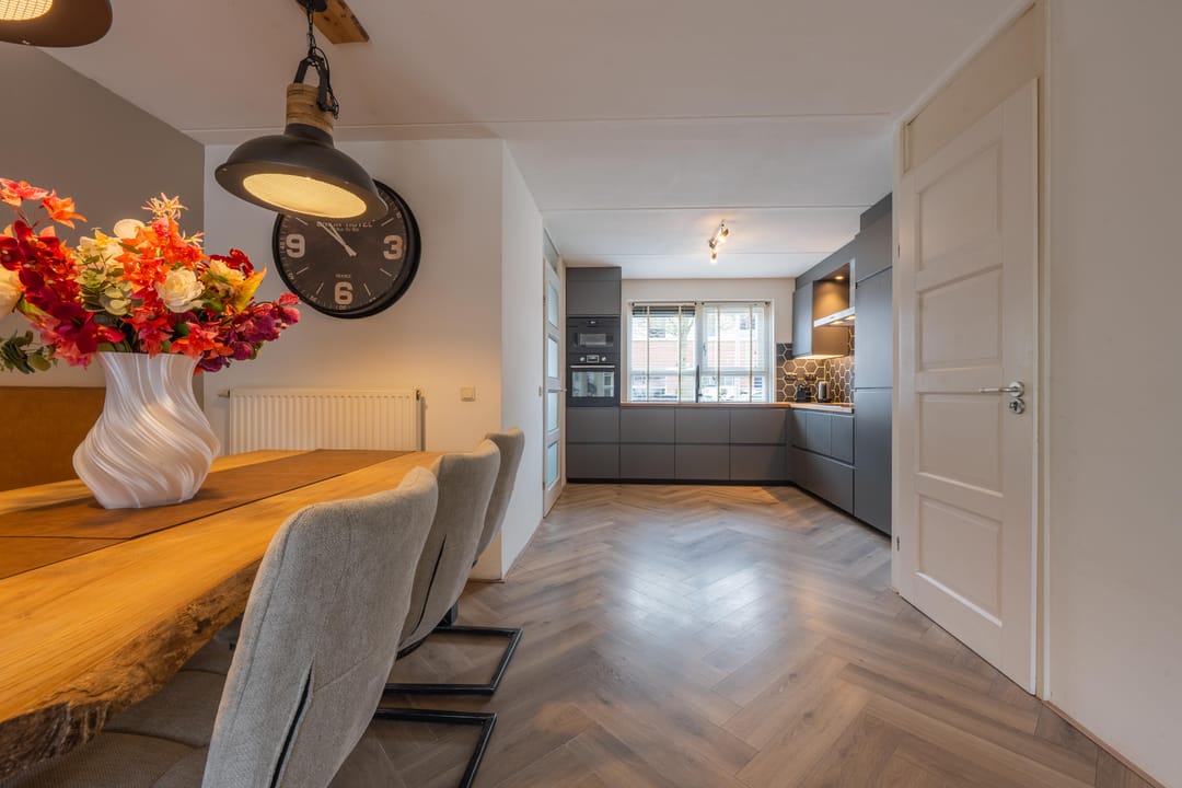 Spacious extended terraced house with 4 bedrooms and modern kitchen in Culemborg — 26