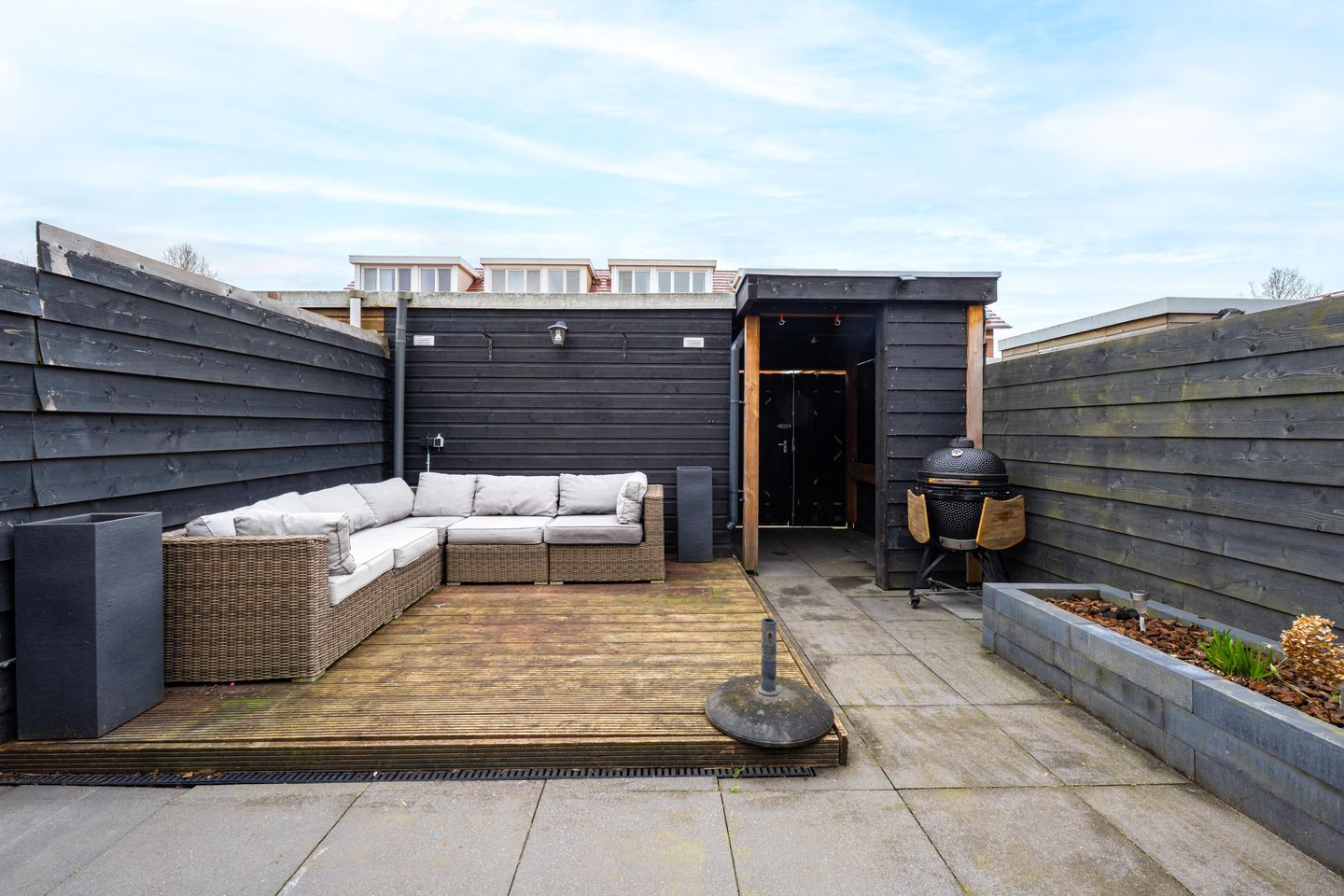 Spacious extended terraced house with 4 bedrooms and modern kitchen in Culemborg — 28