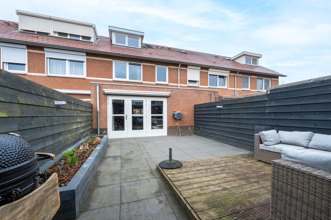 Spacious extended terraced house with 4 bedrooms and modern kitchen in Culemborg — 30