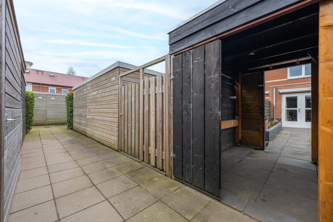 Spacious extended terraced house with 4 bedrooms and modern kitchen in Culemborg — 31