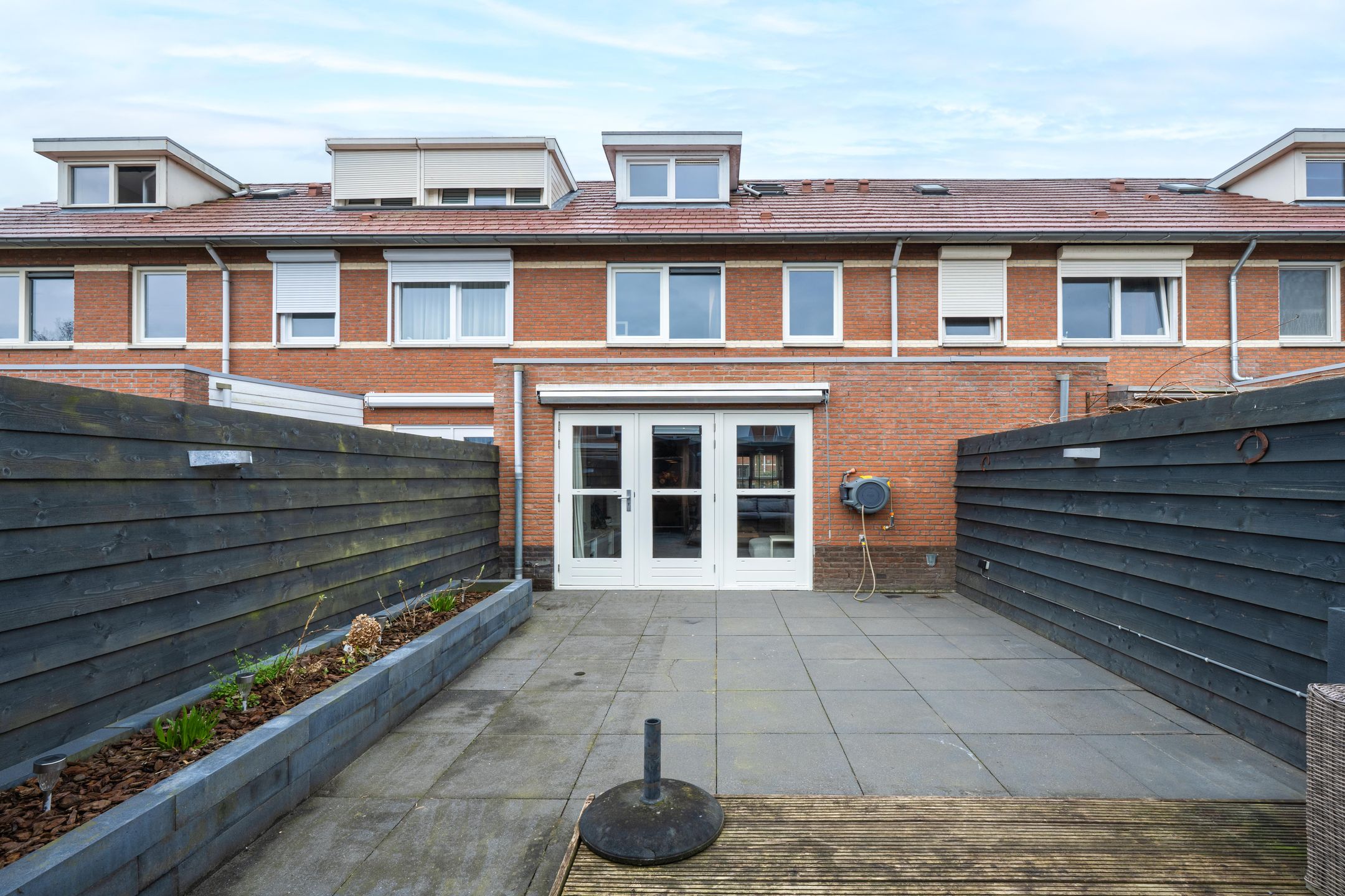 Spacious extended terraced house with 4 bedrooms and modern kitchen in Culemborg — 32