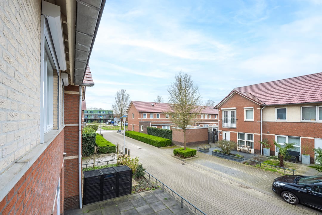Spacious extended terraced house with 4 bedrooms and modern kitchen in Culemborg — 36