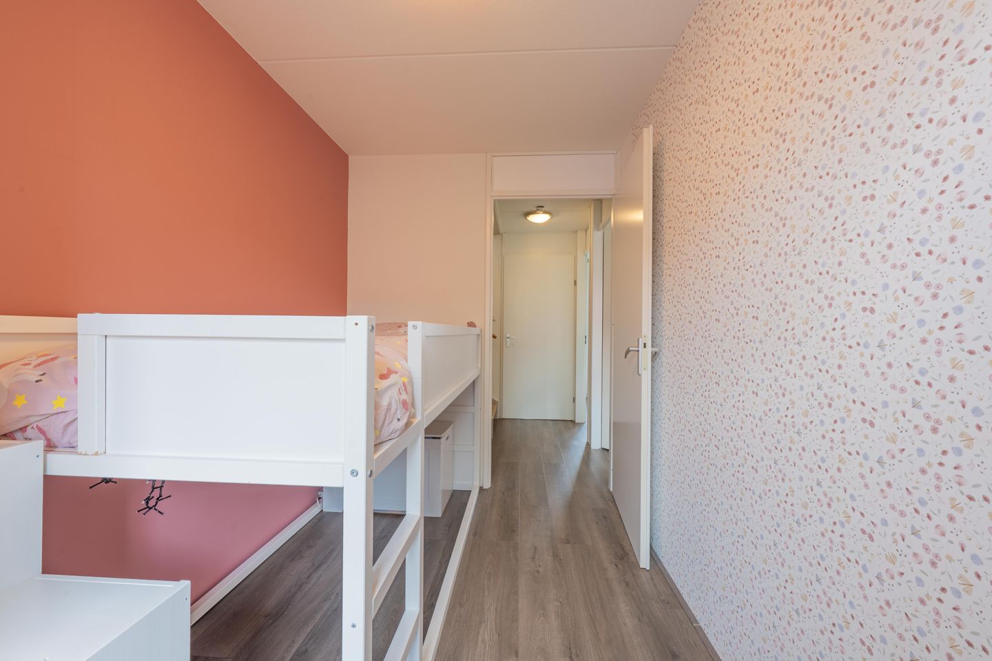 Spacious extended terraced house with 4 bedrooms and modern kitchen in Culemborg — 39