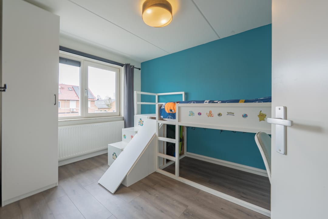 Spacious extended terraced house with 4 bedrooms and modern kitchen in Culemborg — 40
