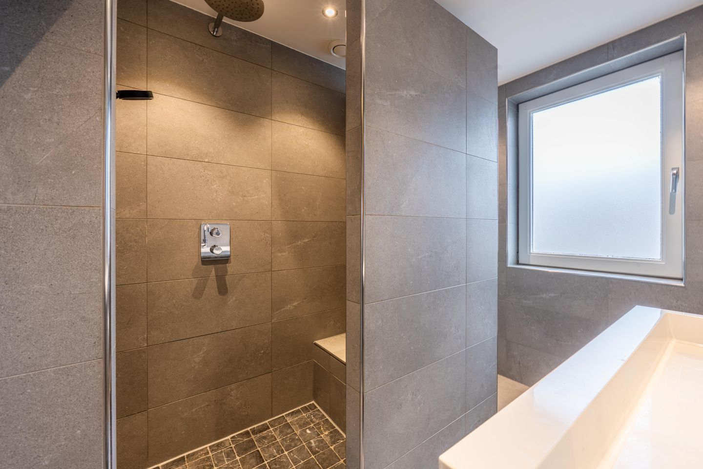 Spacious extended terraced house with 4 bedrooms and modern kitchen in Culemborg — 43
