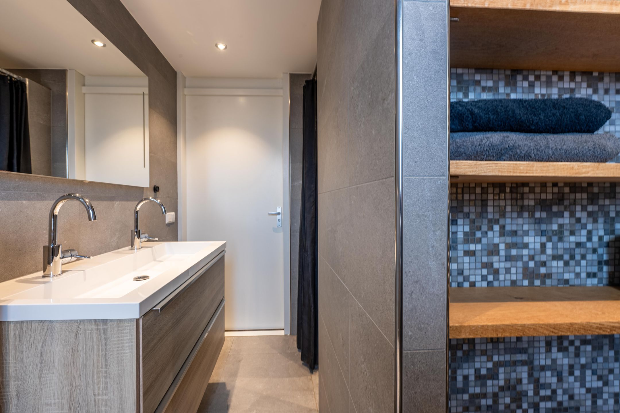 Spacious extended terraced house with 4 bedrooms and modern kitchen in Culemborg — 44