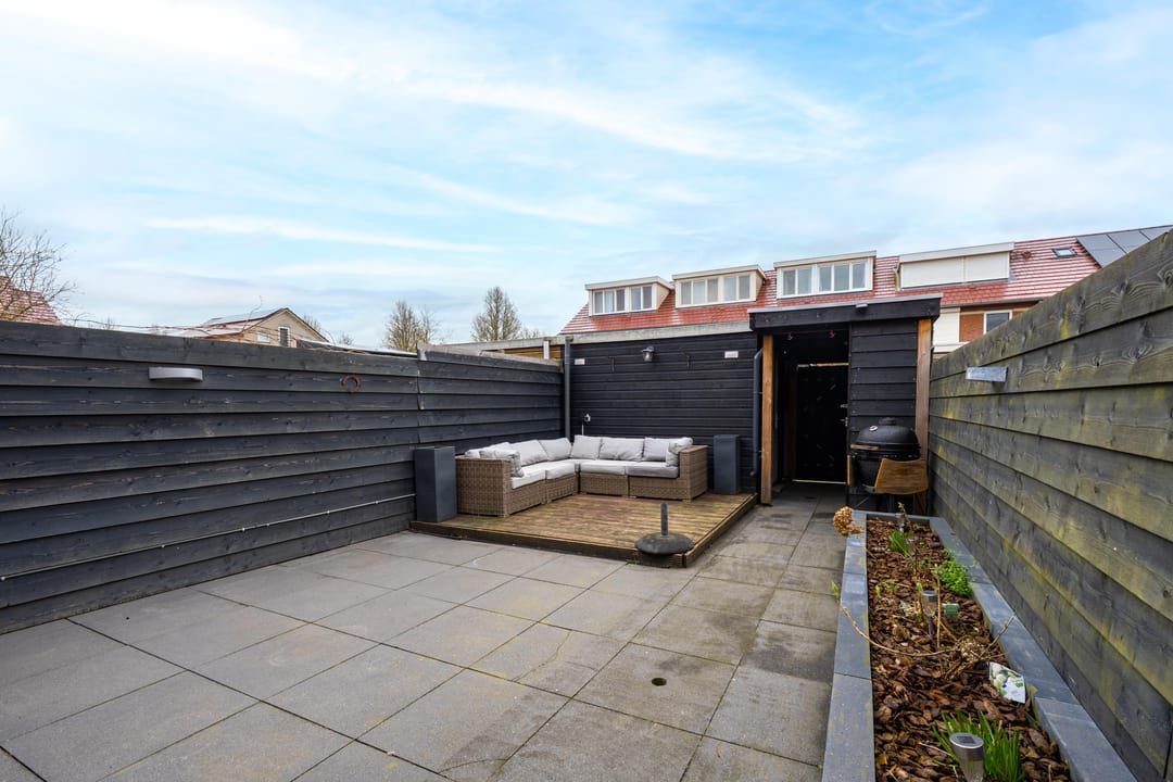Spacious extended terraced house with 4 bedrooms and modern kitchen in Culemborg — 27