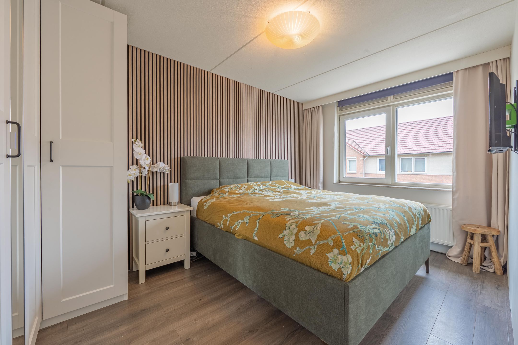 Spacious extended terraced house with 4 bedrooms and modern kitchen in Culemborg — 35