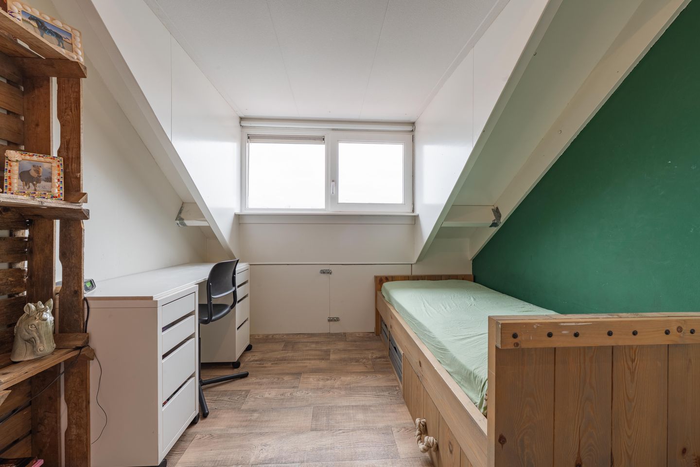 Spacious extended terraced house with 4 bedrooms and modern kitchen in Culemborg — 49