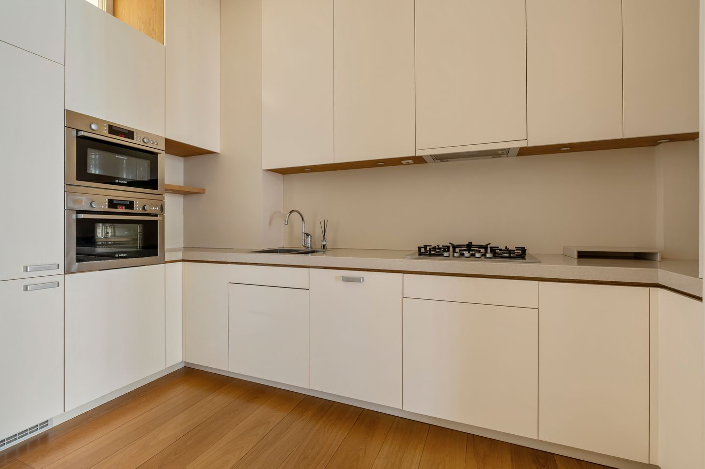 Photo 19 of Van Eeghenstraat 117-B