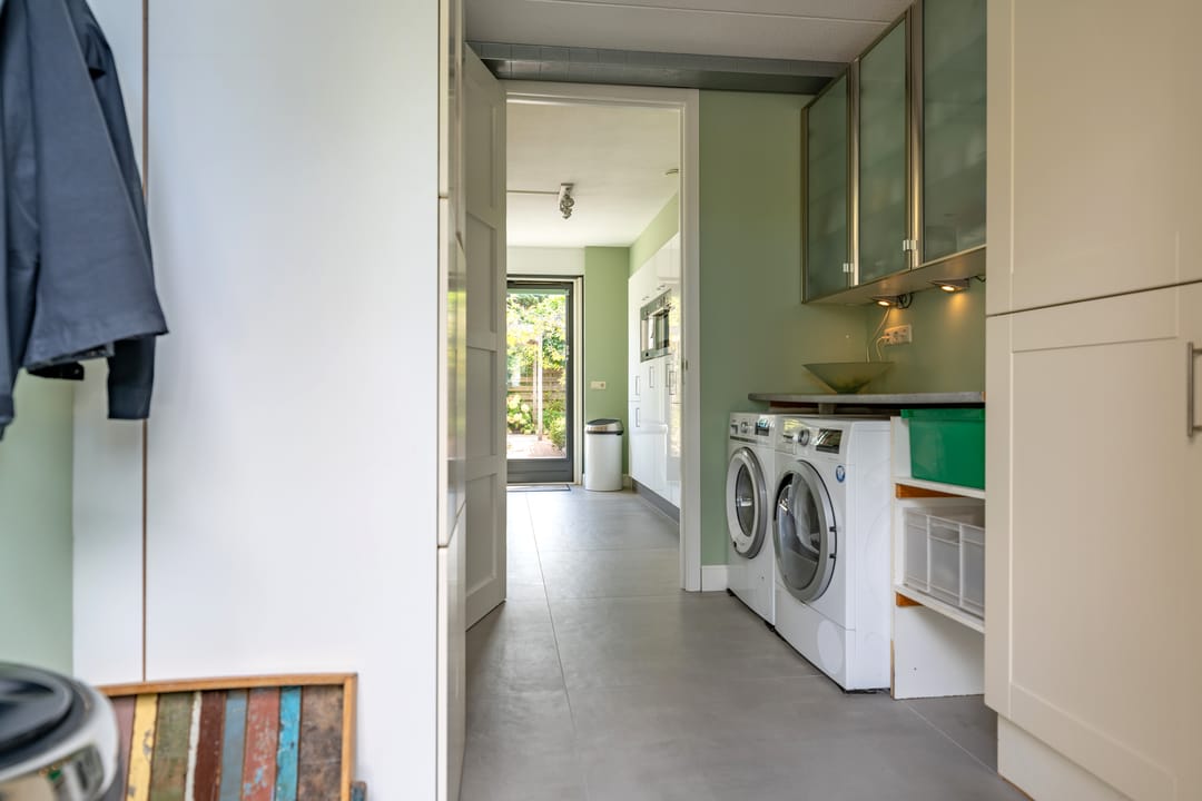 Modern 2-under-1-roof family home with 5 bedrooms, 2 bathrooms, and roof terrace — 15