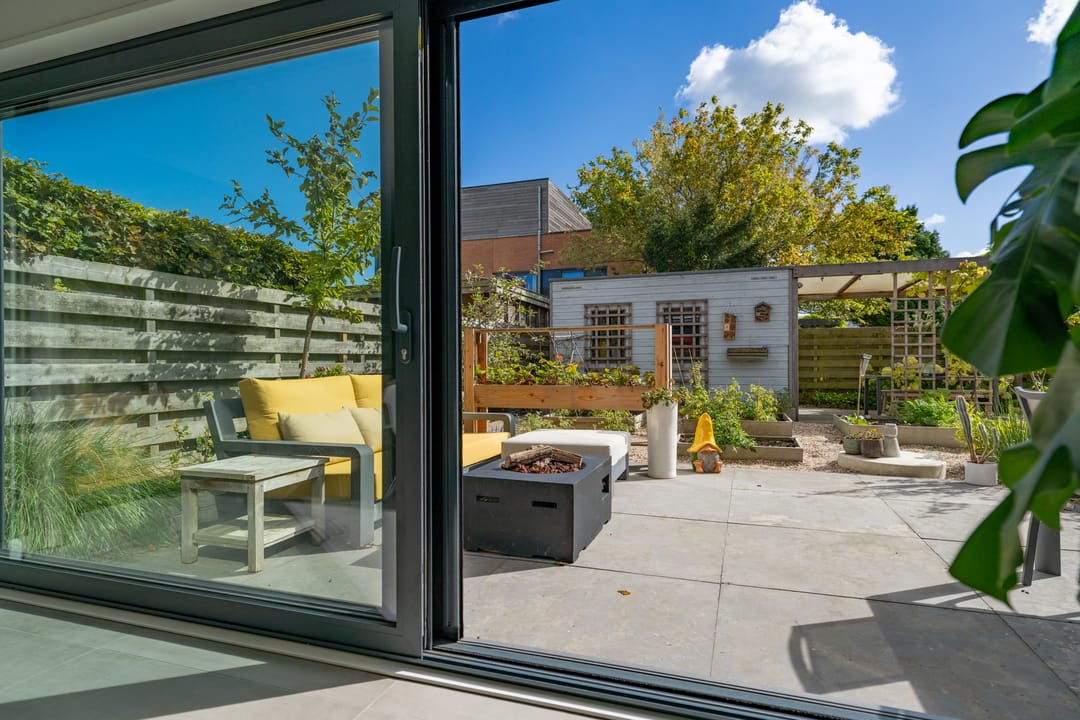 Modern 2-under-1-roof family home with 5 bedrooms, 2 bathrooms, and roof terrace — 16