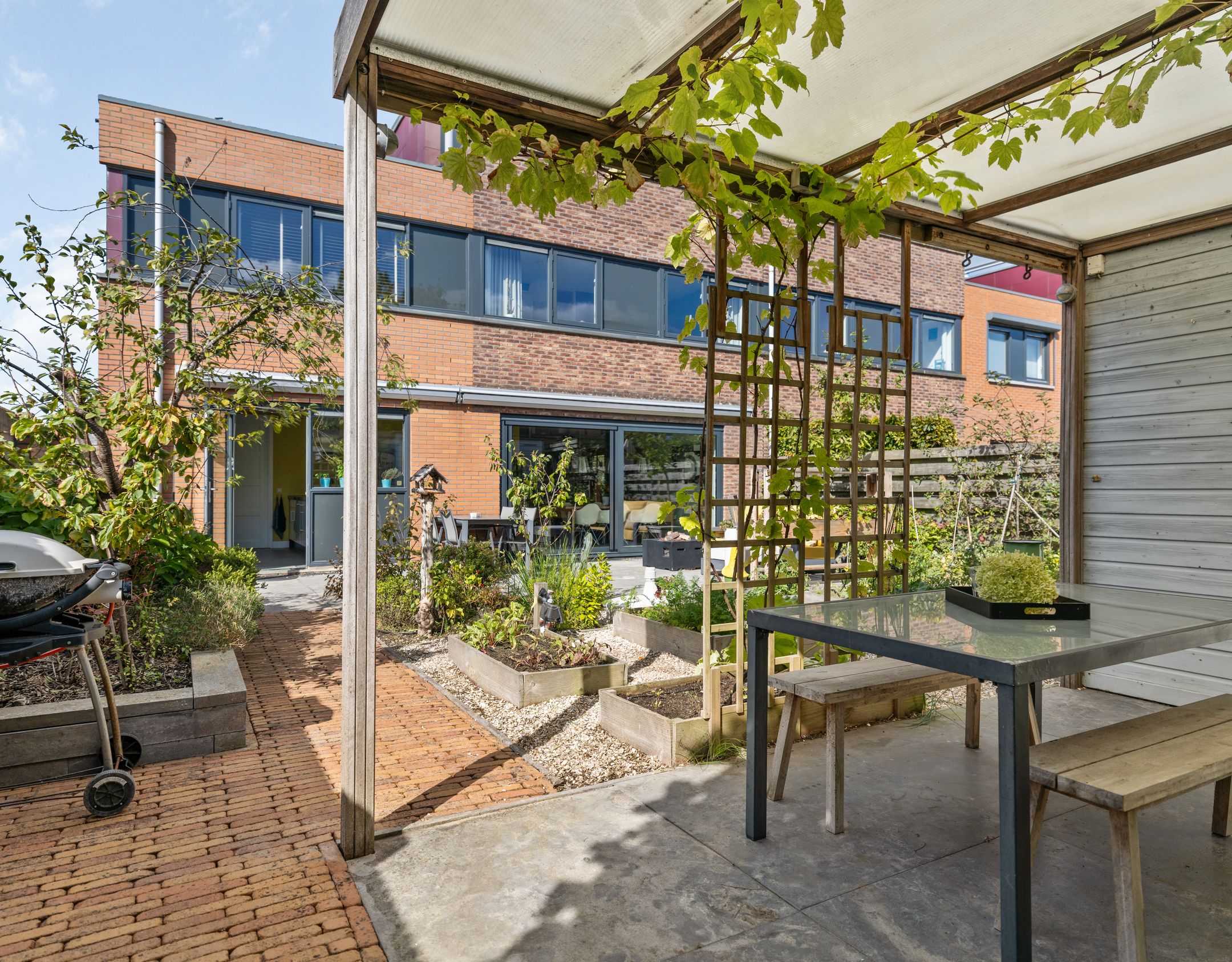 Modern 2-under-1-roof family home with 5 bedrooms, 2 bathrooms, and roof terrace — 20