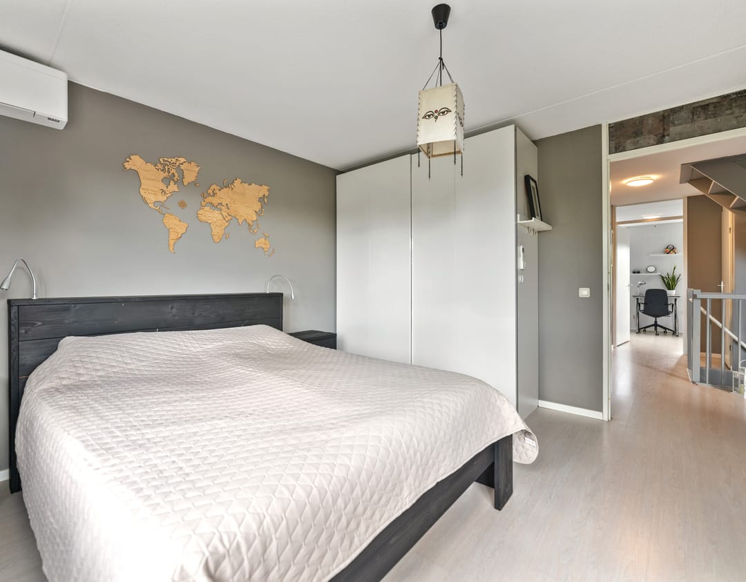 Modern 2-under-1-roof family home with 5 bedrooms, 2 bathrooms, and roof terrace — 25