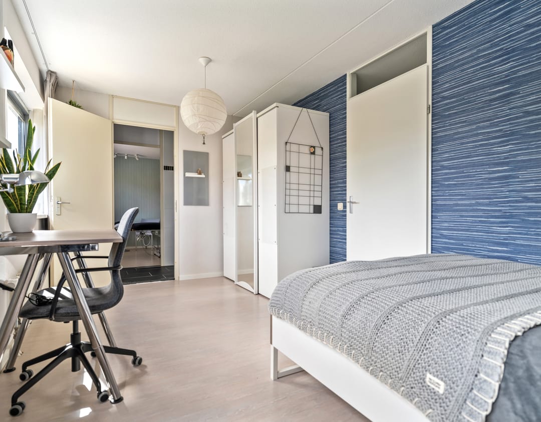 Modern 2-under-1-roof family home with 5 bedrooms, 2 bathrooms, and roof terrace — 30