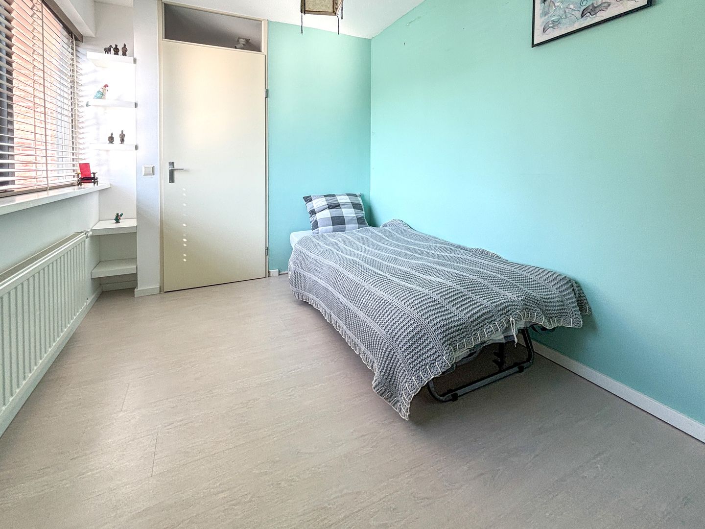 Modern 2-under-1-roof family home with 5 bedrooms, 2 bathrooms, and roof terrace — 33
