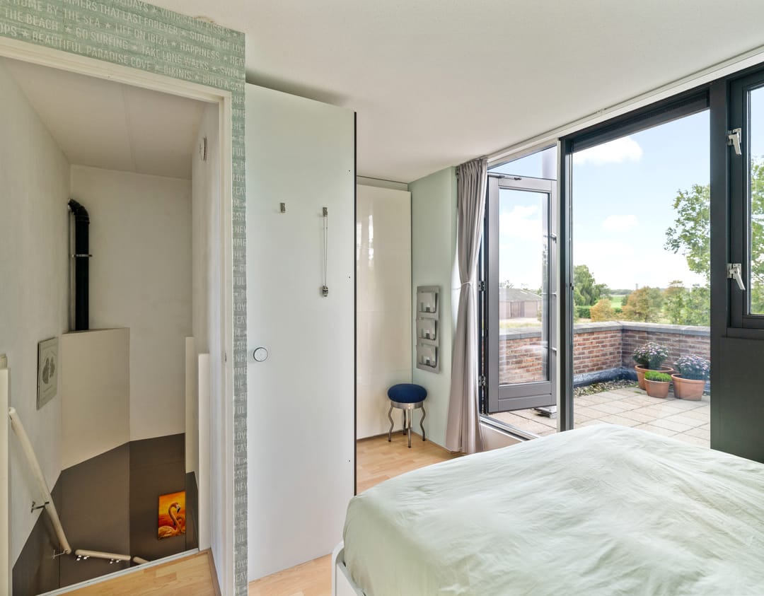 Modern 2-under-1-roof family home with 5 bedrooms, 2 bathrooms, and roof terrace — 37