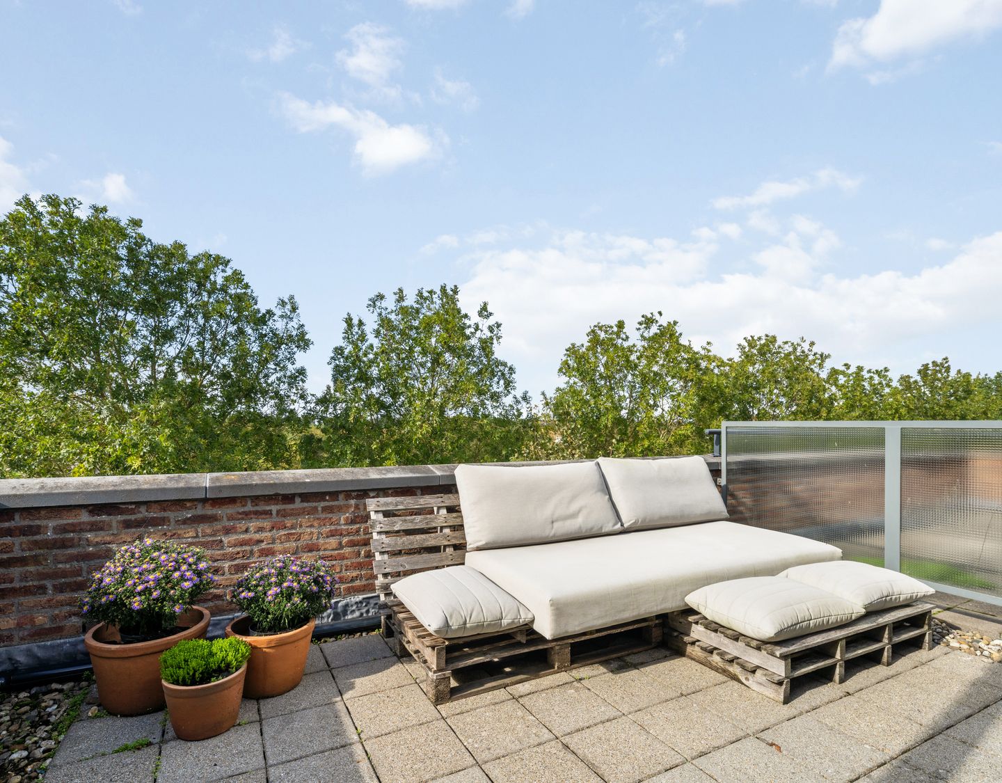 Modern 2-under-1-roof family home with 5 bedrooms, 2 bathrooms, and roof terrace — 39