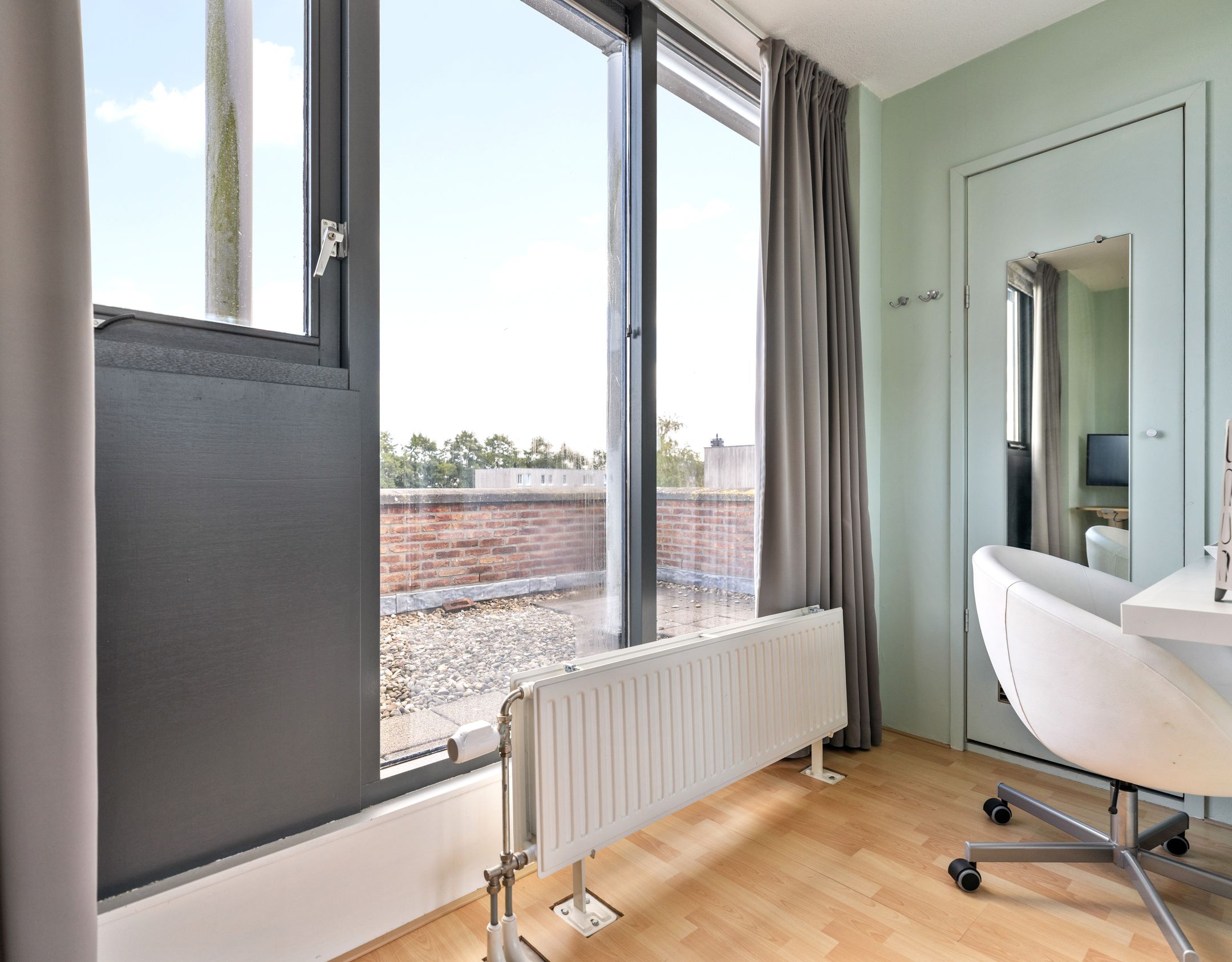 Modern 2-under-1-roof family home with 5 bedrooms, 2 bathrooms, and roof terrace — 41