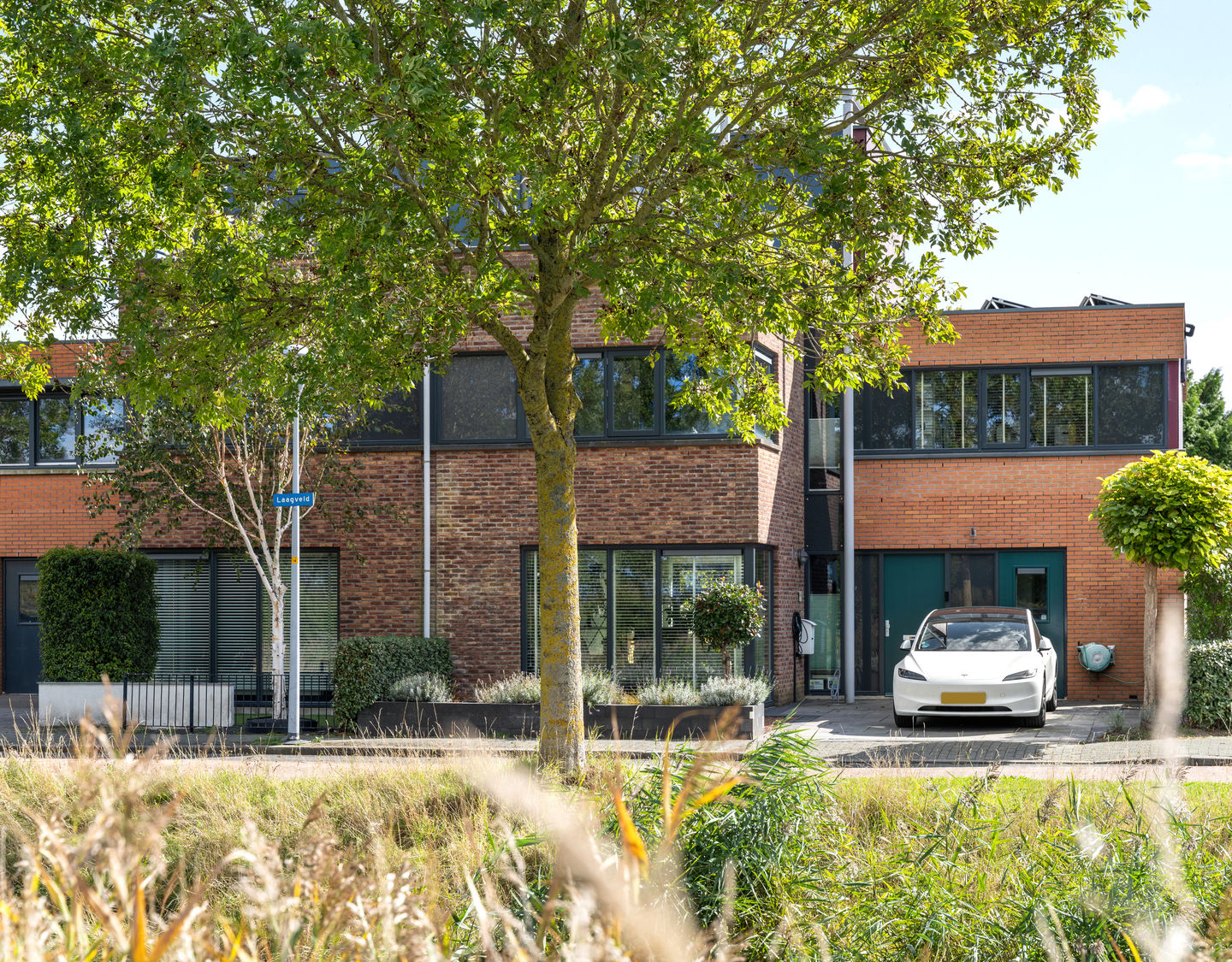 Modern 2-under-1-roof family home with 5 bedrooms, 2 bathrooms, and roof terrace — 43