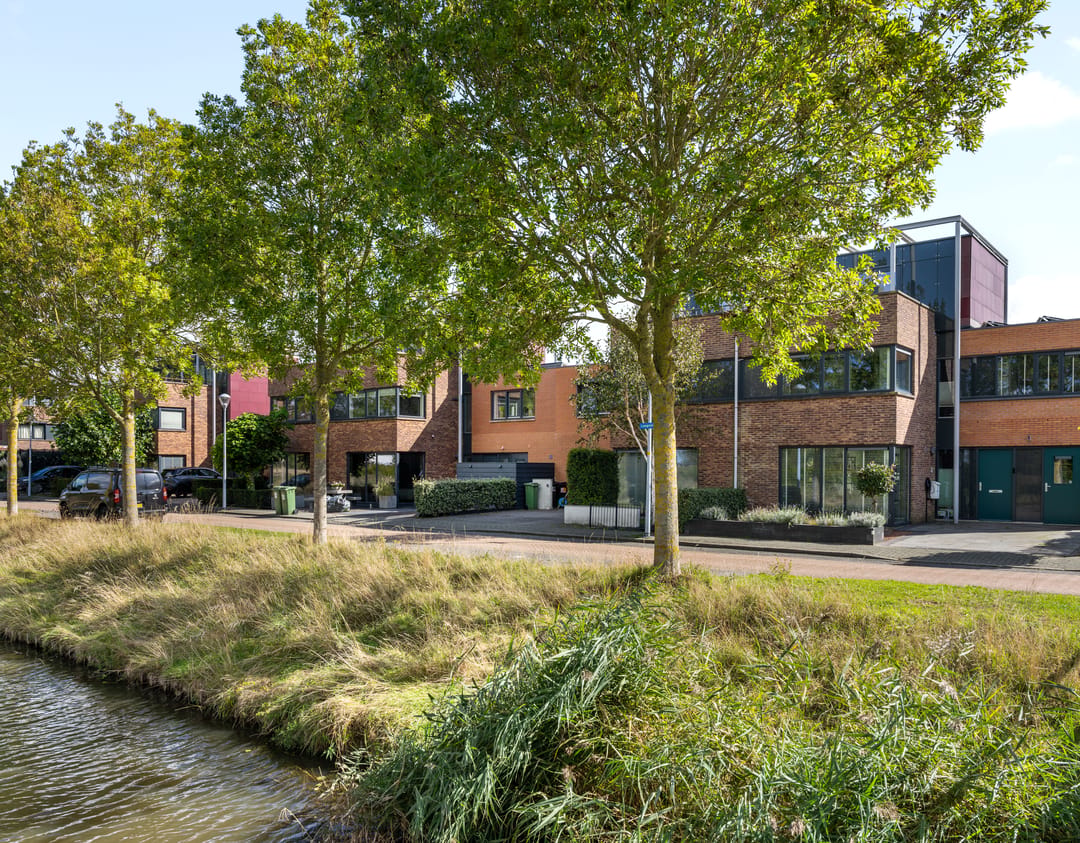 Modern 2-under-1-roof family home with 5 bedrooms, 2 bathrooms, and roof terrace — 45