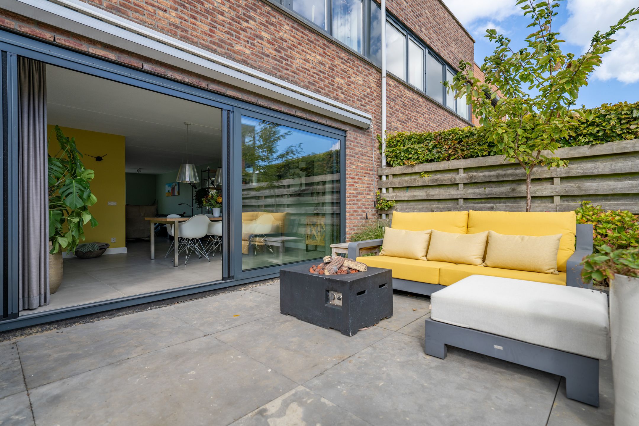 Modern 2-under-1-roof family home with 5 bedrooms, 2 bathrooms, and roof terrace — 17
