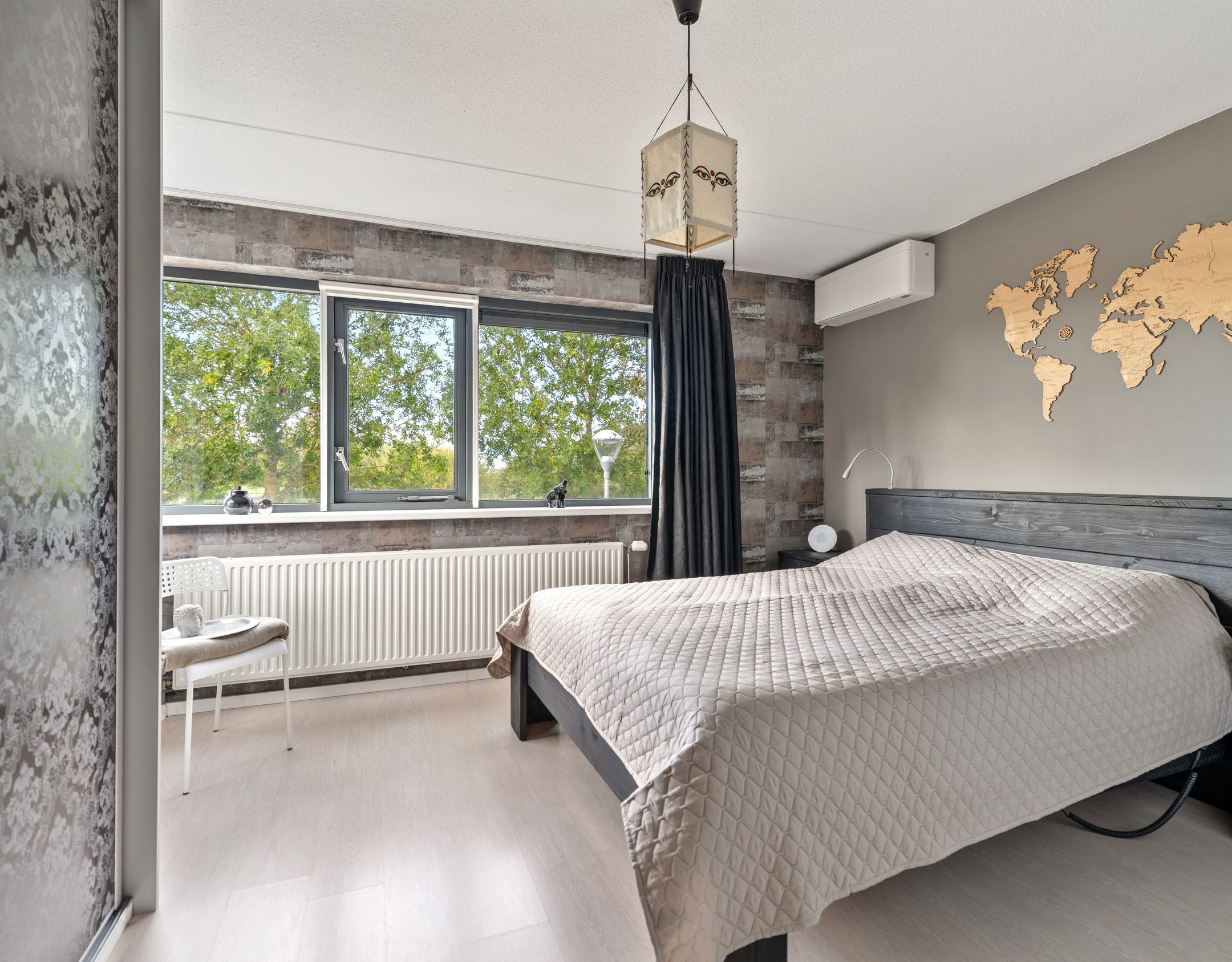 Modern 2-under-1-roof family home with 5 bedrooms, 2 bathrooms, and roof terrace — 26