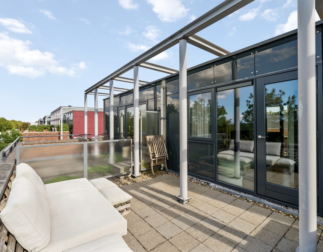 Modern 2-under-1-roof family home with 5 bedrooms, 2 bathrooms, and roof terrace — 40