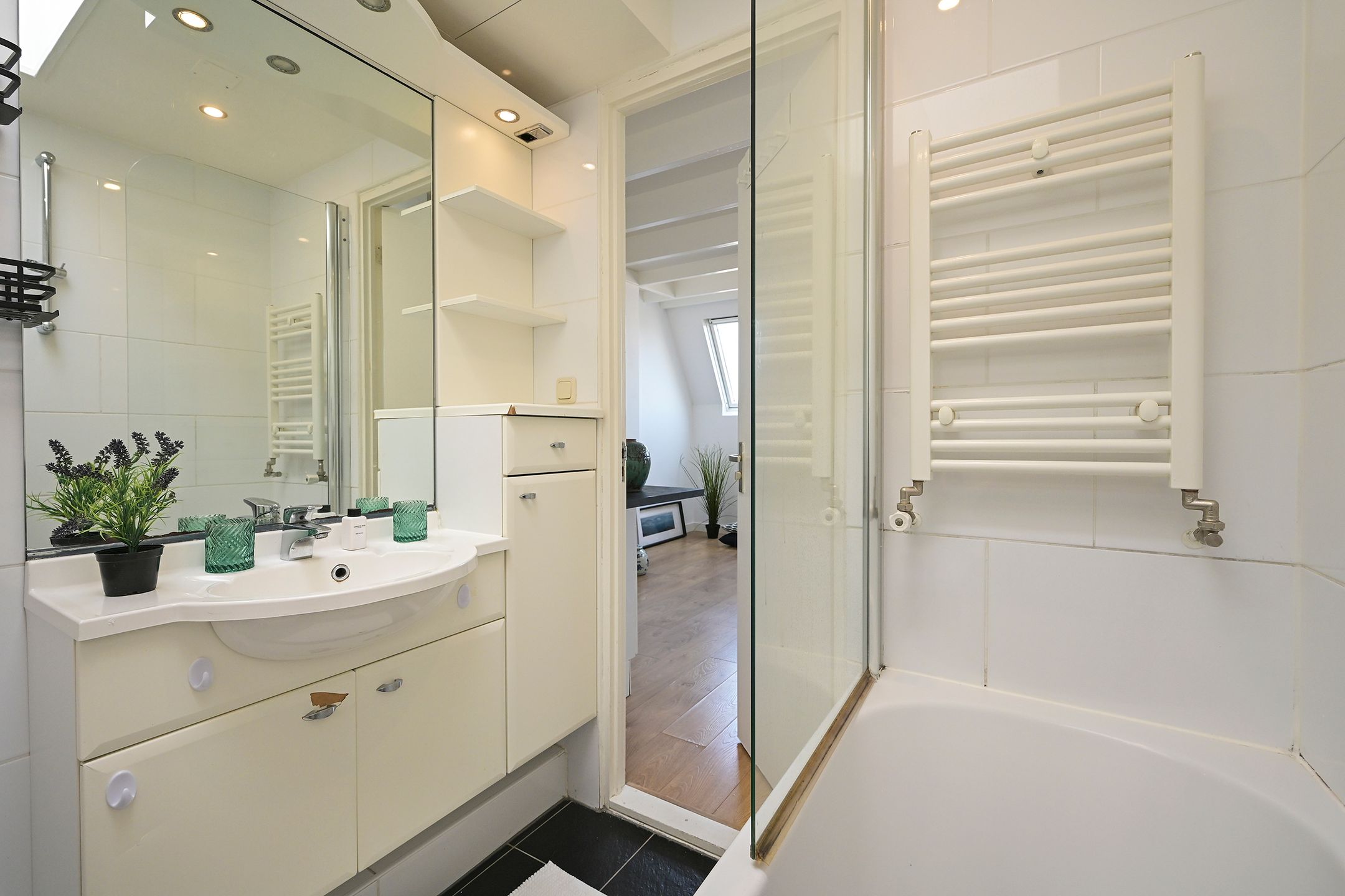 Stylish Studio Apartment in Scheveningen near the Beach — 20