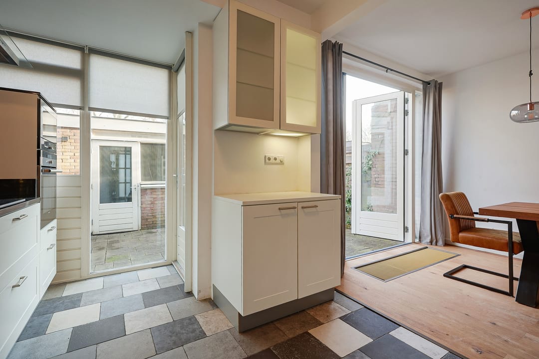 Spacious terraced house with 5 bedrooms and unique extension in quiet courtyard location — 13