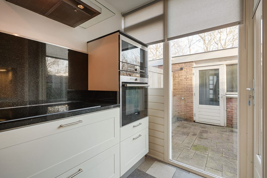 Spacious terraced house with 5 bedrooms and unique extension in quiet courtyard location — 16