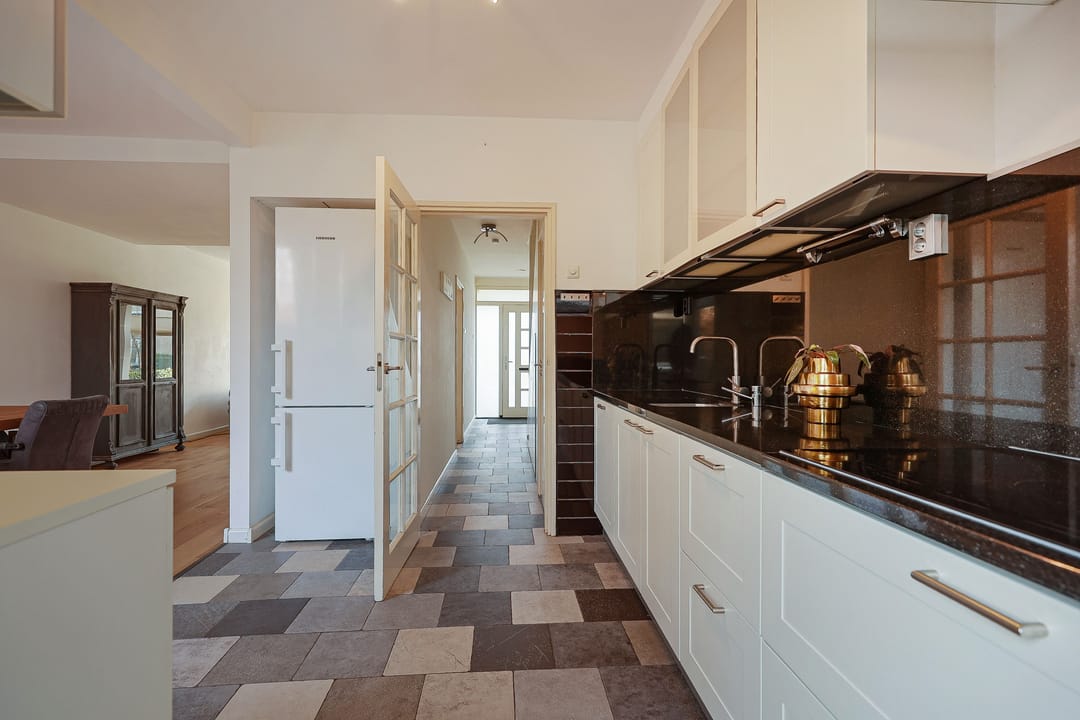 Spacious terraced house with 5 bedrooms and unique extension in quiet courtyard location — 17