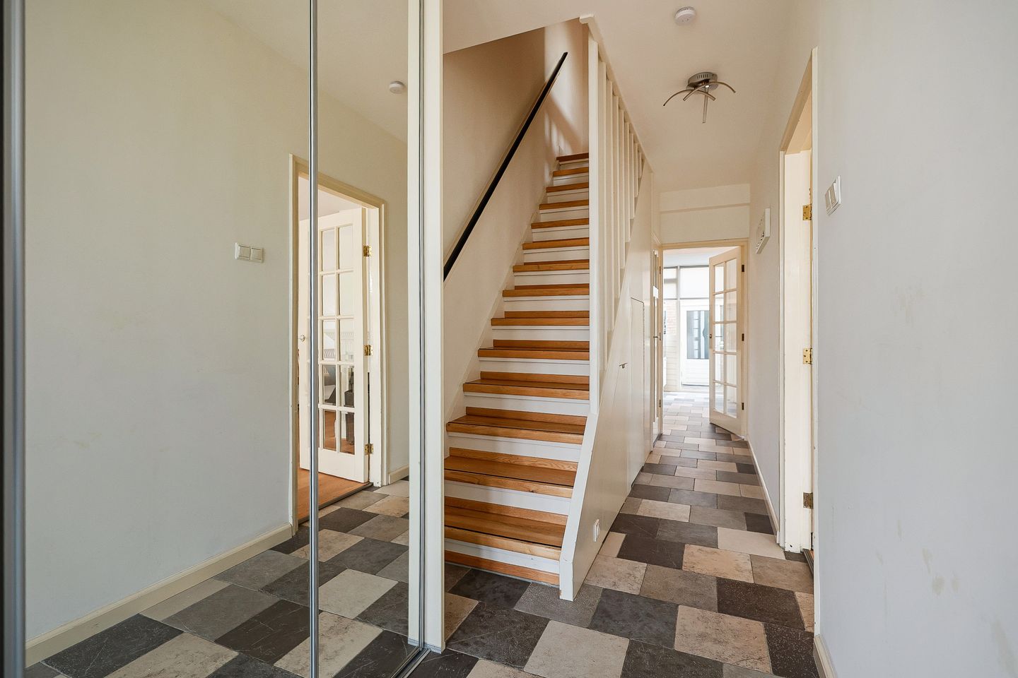 Spacious terraced house with 5 bedrooms and unique extension in quiet courtyard location — 20