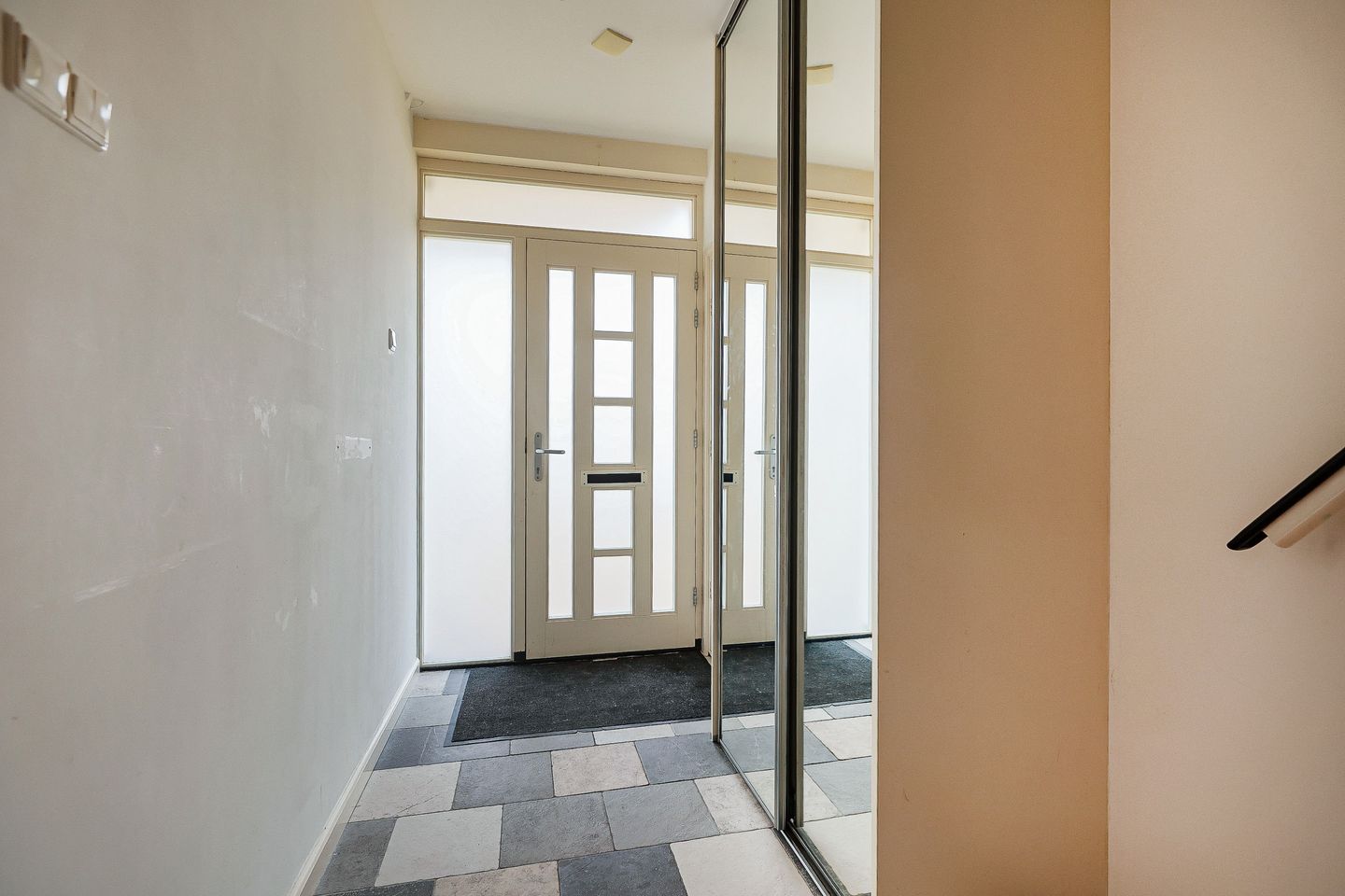 Spacious terraced house with 5 bedrooms and unique extension in quiet courtyard location — 21