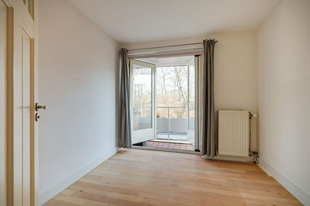 Spacious terraced house with 5 bedrooms and unique extension in quiet courtyard location — 23