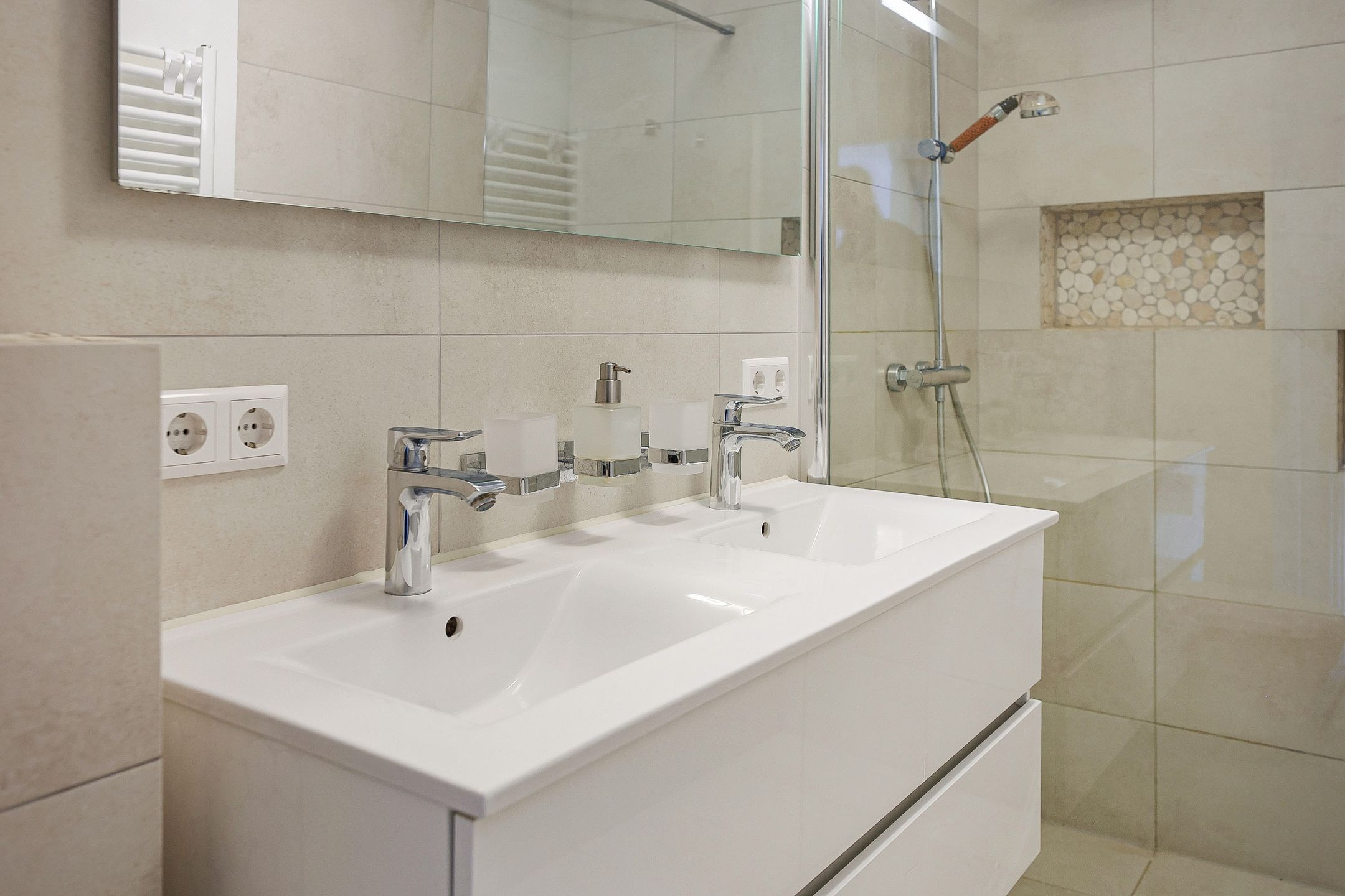 Spacious terraced house with 5 bedrooms and unique extension in quiet courtyard location — 34