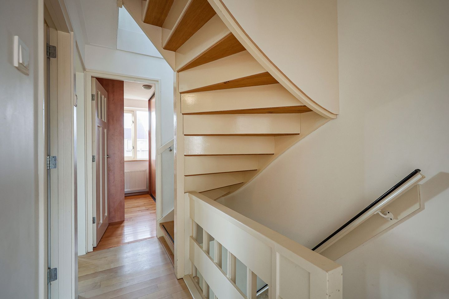 Spacious terraced house with 5 bedrooms and unique extension in quiet courtyard location — 33