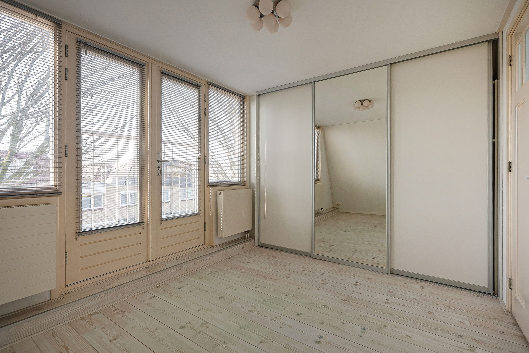Spacious terraced house with 5 bedrooms and unique extension in quiet courtyard location — 37