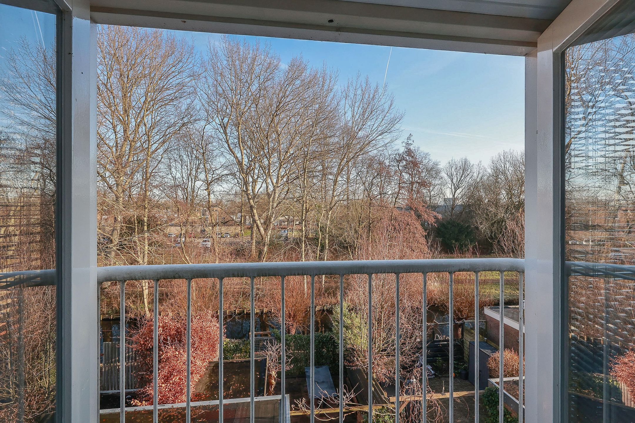 Spacious terraced house with 5 bedrooms and unique extension in quiet courtyard location — 38